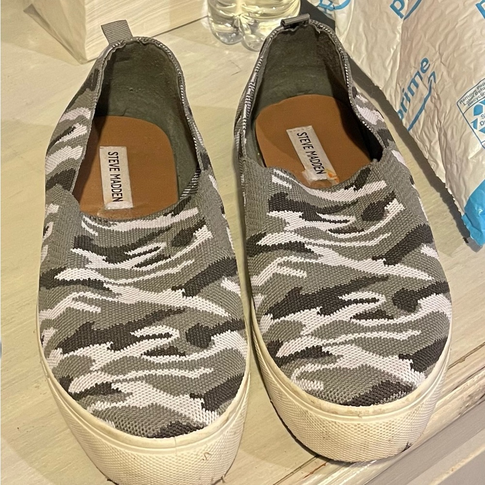 Steve Madden Gray and White Camouflage Slip-Ons